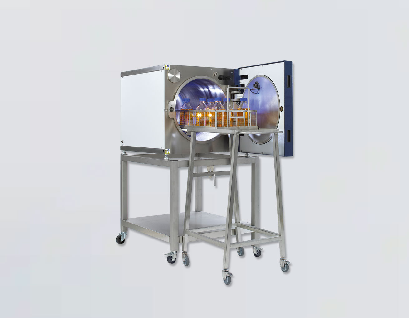 Kobieta obsługuje automat sterylizacyjny Kobieta obsługuje automat sterylizacyjny