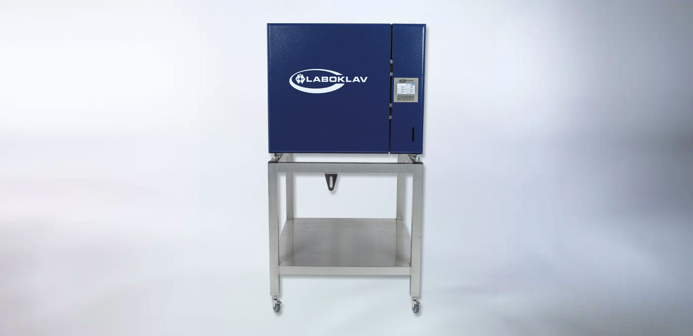 Kobieta obsługuje automat sterylizacyjny Kobieta obsługuje automat sterylizacyjny