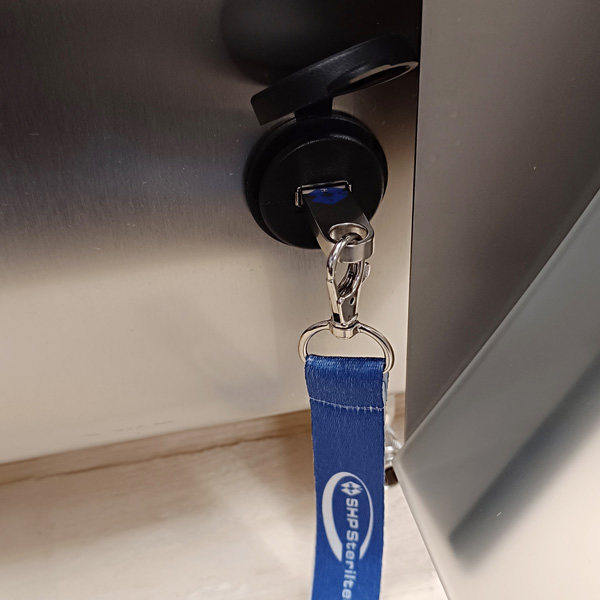 Port USB za otwartymi drzwiami komory