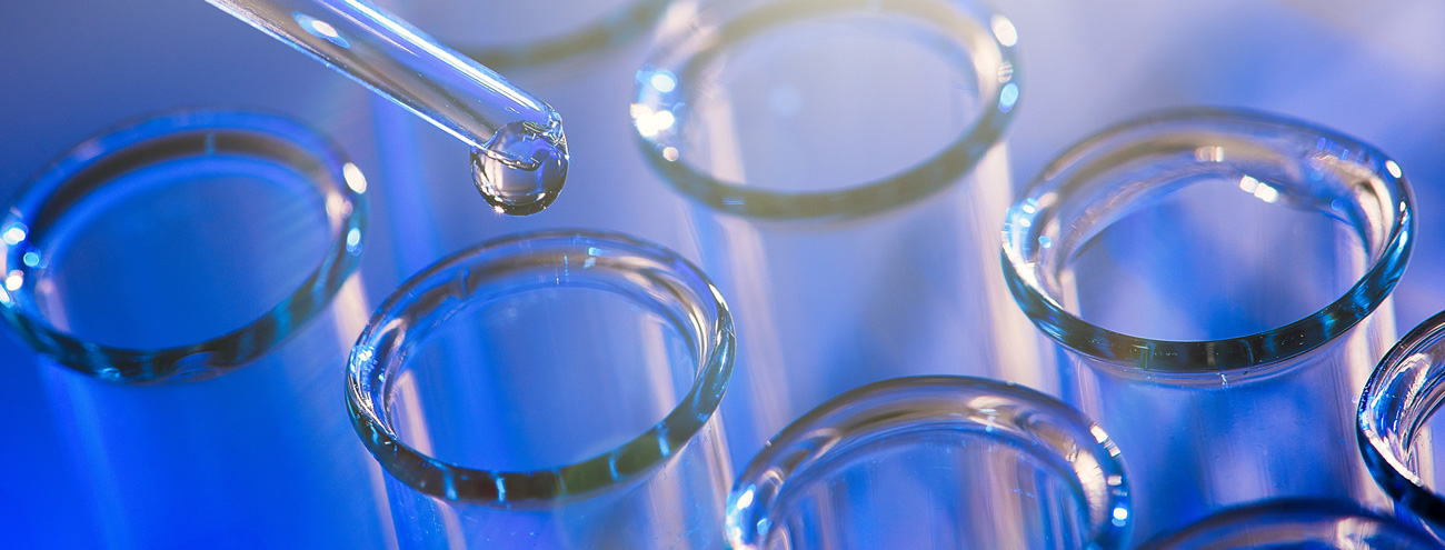 Pipety i probówki kilka pipet i probówek na niebieskim tle