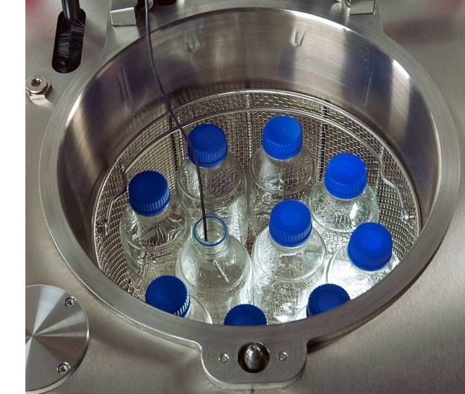 Temperatura sterylizacji jest regularnie mierzona przez czujnik referencyjny w kontenerze referencyjnym w celu zapewnienia optymalnej sterylizacji płynów. Temperatura sterylizacji jest regularnie mierzona przez czujnik referencyjny w kontenerze referencyjnym, aby zapewnić optymalną sterylizację płynów.